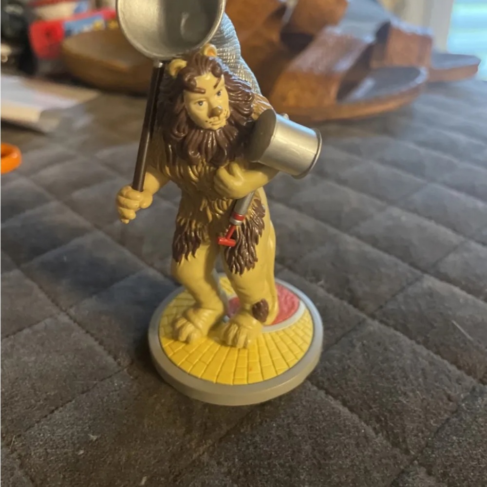 ⭐️1998 turner entertainment news I cowardly lion figurine